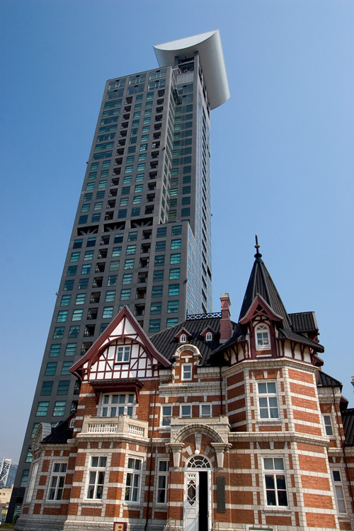 高層マンションと国際友好図書館写真